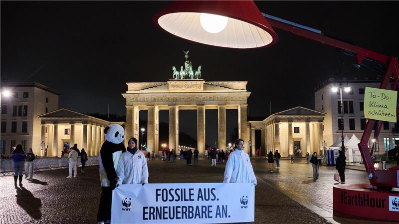 Auch am Brandenburger Tor gingen die Lichter aus. Der WWF wirbt auch dafür, privat Energie zu sparen. Daher wurde eine übergroße Schreibtischlampe aufgebaut und ausgemacht.