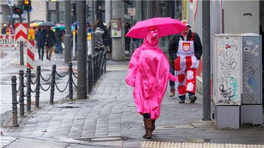 Auch am Dienstag kommt es nass vom Himmel. 
