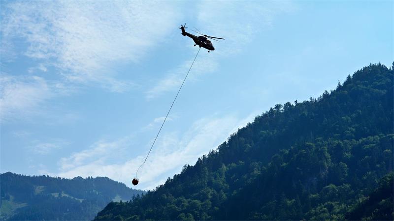 Auch am Freitag waren wieder mehrere Löschhubschrauber im Einsatz.