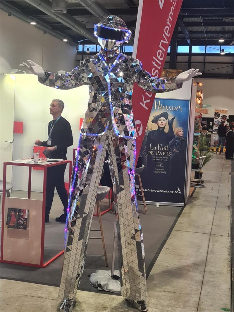 Auch am Glitzer-Roboter führt auf der Halle kein Weg vorbei.