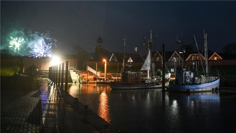 Auch am Hafen des Fischerdorfs Ditzum in Ostfriesland wurde das neue Jahr mit Feuerwerk begrüßt.