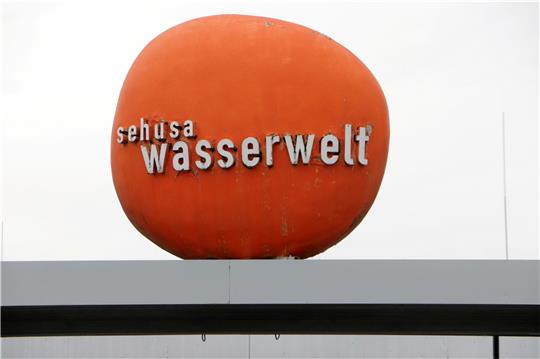 Auch am Logo auf dem Dach der Sehusa-Wasserwelt nagt der Zahn der Zeit. Seesen diskutiert aktuell, wie es mit der Einrichtung weitergehen soll: Sanierung oder Neubau? Foto: Gereke