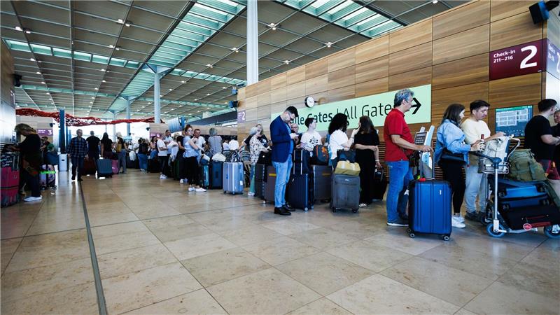 Nach Cyberangriff weiter Warteschlangen am Flughafen Auch am Montag müssen Reisende am Berliner Flughafen BER mit Verspätungen und Wartezeiten rechnen.