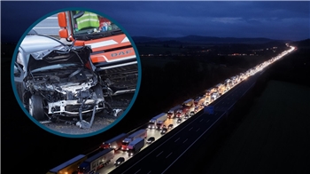 Eine Luftaufnahme von einer Autobahn, auf der es sich staut und ein kleines eingeklinktes Bild auf dem ein Zusammenstoß zwischen einem Lastwagen und einem Auto sichtbar ist.