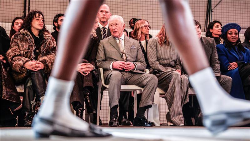 Auch am Tag der Verhaftung seines Bruders nahm der König seine Pflichten wahr - und war bei der Eröffnungsshow der Londoner Modewoche dabei.