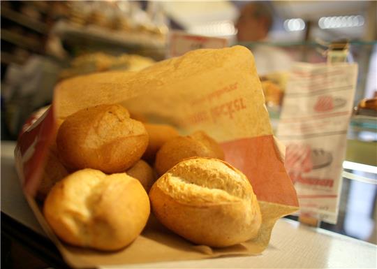 Auch an Feiertragen mit frischen Brötchen in den Tag starten. Foto: dpa
