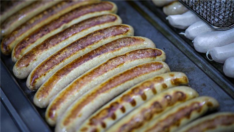 Auch an Imbissen sollen Infos zur Tierhaltung kommen. (Archivbild)