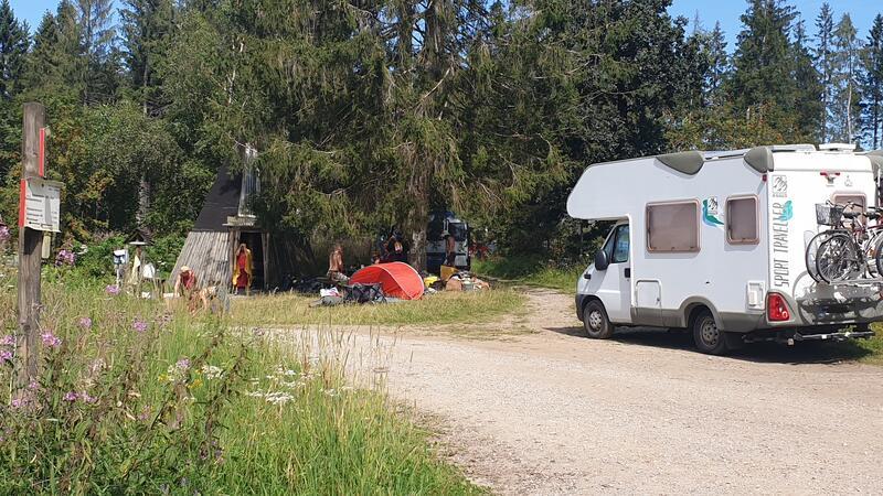 Hippies siedeln sich im Oberharz an Auch an den Parkplätzen schlägt die „Rainbow Family“ ihre Zelte auf.
