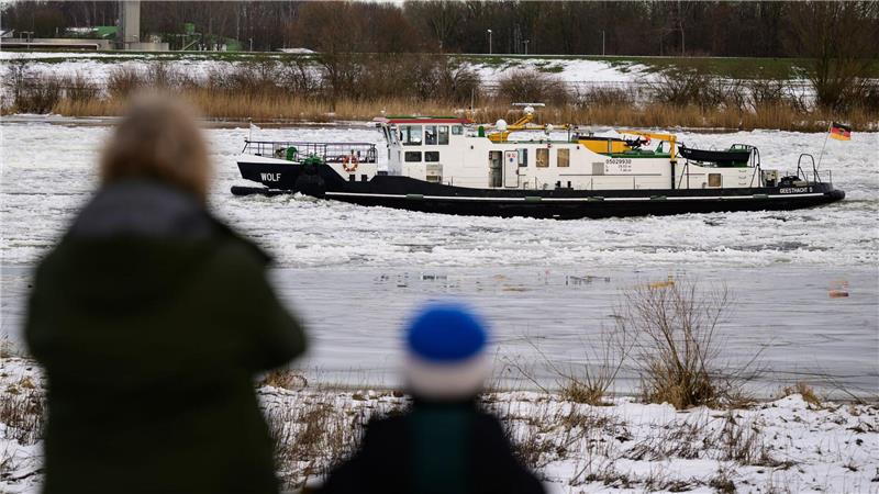 Auch an den Ufern liegt teilweise noch Schnee.