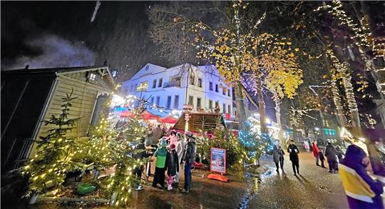Auch an den ersten Tagen im November meint es der Wettergott nicht gut mit dem Wintertreff. Dennoch hielt das laut der Betreiberfamilie Zech die Stammkunden nicht davon an, den Budenzauber am Port-Louis-Platz zu besuchen. Und so fällt die Bilanz über den ganzen Zeitraum betrachtet versöhnlich aus. Foto: Potthast