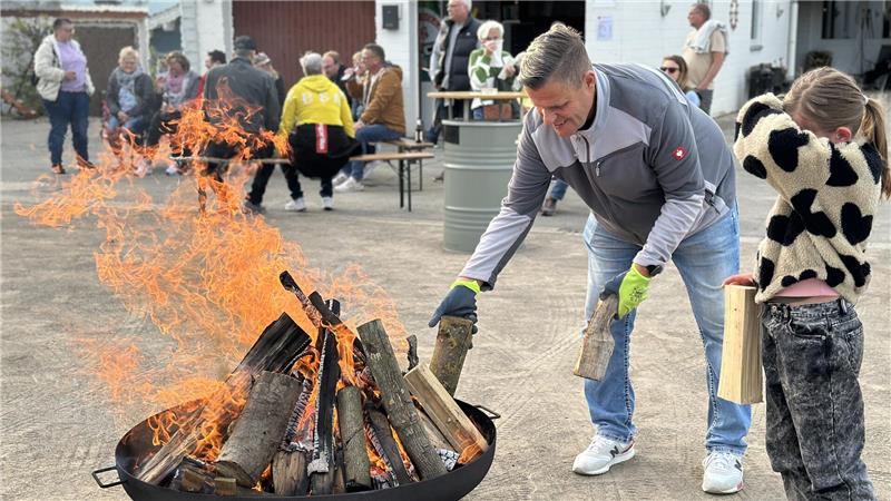 Auch an der Feuerschale kann es heiß werden: Jens Göttling gibt den Startschuss für den Osterabend beim SC18 Harlingerode.