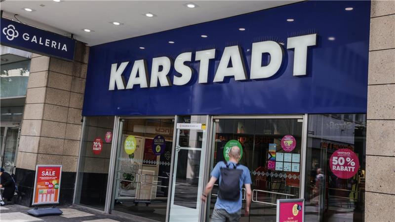 Auch an der Filiale Breite Straße in Köln ist der Name Karstadt noch präsent - obwohl die Marke aus dem Firmennamen gestrichen wurde.