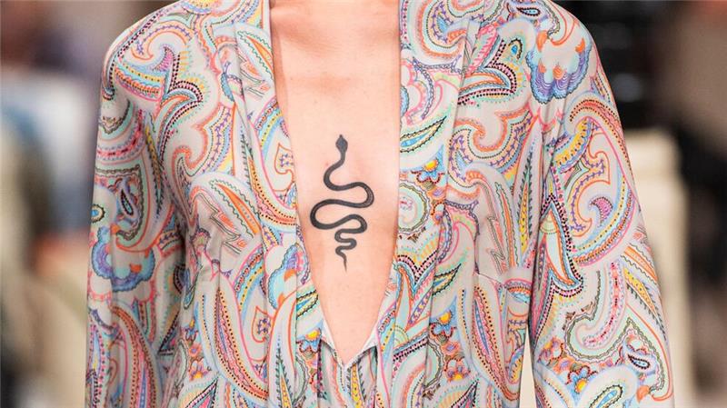 Viele Menschen finden Models ohne Tattoos attraktiver Auch auf Laufstegen sind manchmal Tattoos zu sehen. (Archivbild)