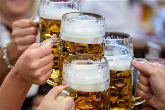 Auch auf dem Schützenfest können sich die Besucher wieder auf Bier freuen. Foto: dpa