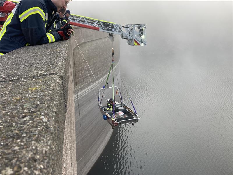 Vermisster an der Okertalsperre: Jetzt suchen die Taucher Auch auf dem Wasser ist die Feuerwehr bei der Suche nicht erfolgreich.