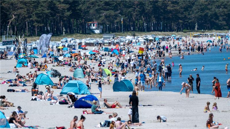 Auch auf der Ostseeinsel Rügen genießen unzählige Badegäste das sommerliche Wetter.
