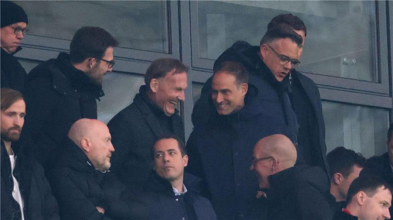 Auch auf der Tribüne kam es zum Gipfeltreffen zwischen Hans-Joachim Watzke (M) und Oliver Mintzlaff.