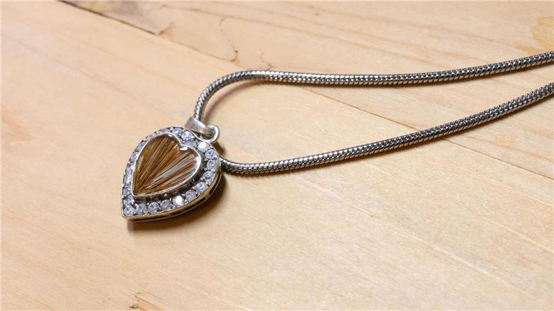 Schmuck aus Pferdehaar - Peinerin fertigt emotionale Kunst Auch aus kleinen Tierhaaren wie hier von einer Katze lassen sich Schmuckstücke fertigen.