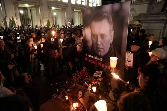Auch außerhalb Russlands gibt es zahlreiche Gedenkveranstaltungen für den verstorbenen russischen Oppositionellen Alexej Nawalny.