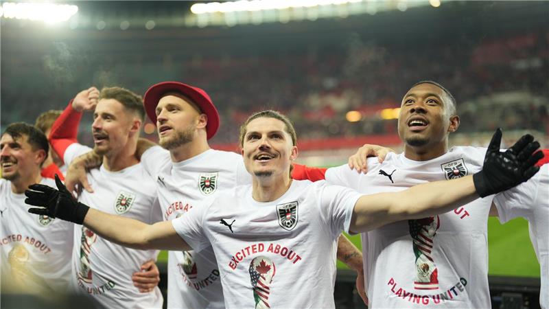 Wie auf Schalke: Rangnicks großer Triumph mit Österreich Auch bei BVB-Profi Marcel Sabitzer (M.) ist die Freude groß.