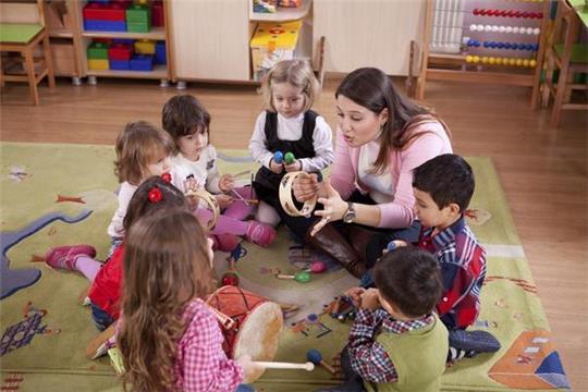 Auch bei Erzieherinen und Erziehern herrscht eine große Personallücke: 20.500 Stellen können nicht besetzt werden. Foto: iStock