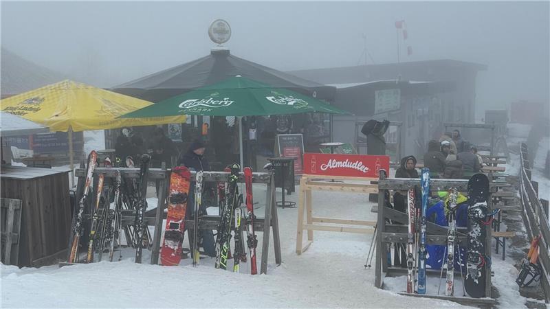 Auf diese Neuerungen können Skisportler am Wurmberg gespannt sein Das Foto zeigt Menschen, die im Nebel draußen sitzen.