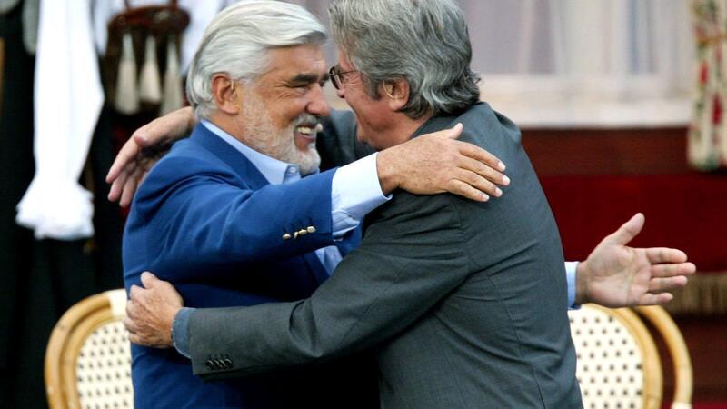 Auch bei „Wetten, dass..?“ war Delon zu Gast, hier bei der herzlichen Umarmung mit Schauspieler Mario Adorf. (Foto - Archiv)