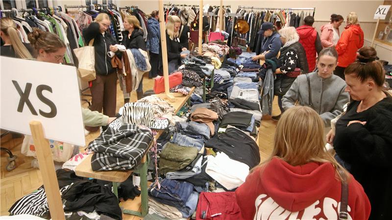 Auch bei der zweiten Auflage des Moonlight-Shoppings im DGH Nauen sind die Tische umlagert.