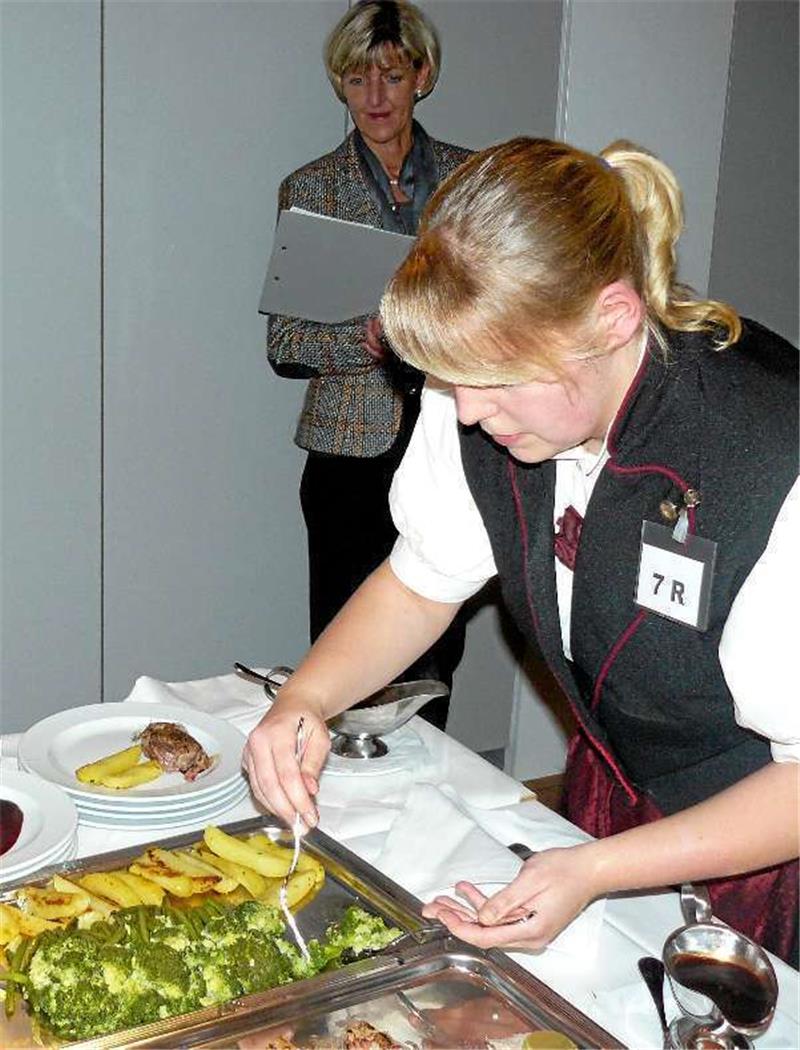 Auch beim Anrichten bei Tisch werden die Kandidaten beobachtet. Fotos: Weiss