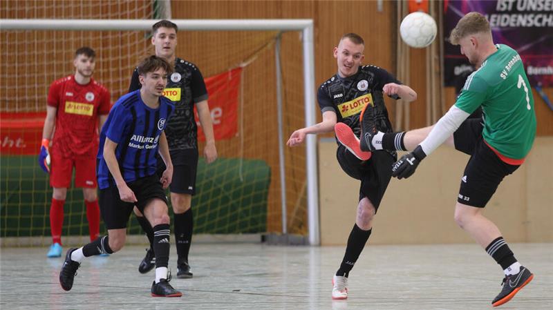 Frühes Aus, ein Rekord und späte Glücksmomente Auch beim Bezirksturnier des FC Zellerfeld scheiden die Mannschaften aus dem Kreis Goslar, hier die SVG Oberharz im Angriff, frühzeitig aus.