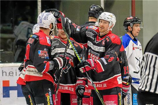 Auch beim ECW Sande gibt es für die Harzer Falken einen Grund zum Jubeln. Sie gewinnen 5:2.