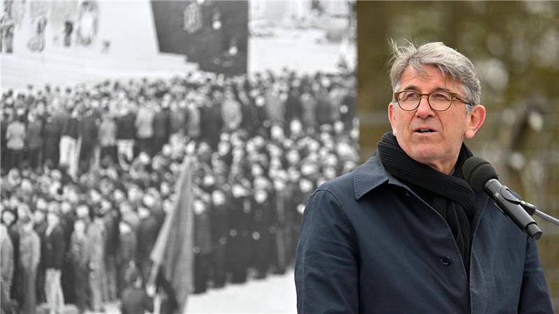 „Politische Extremisten“? Schlappe für Weimer vor Gericht Auch beim Gedenken an den Jahrestag der Befreiung des früheren KZ Buchenwald gab es Protest gegen Weimer. (Archivbild)
