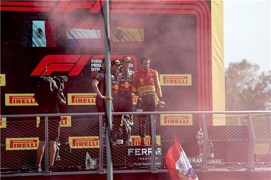 Auch beim Grand Prix von Italien landeten Max Verstappen (M) und Sergio Perez (l) auf dem Podium.
