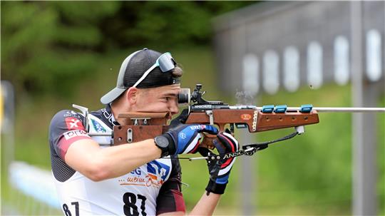 Auch beim Sommerbiathlon qualmt es am Schießstand. Biathlet Ferdinand Röthele im Rennen Kleinkaliber Massenstart im stehenden Anschlag. Fotos: Neuendorf