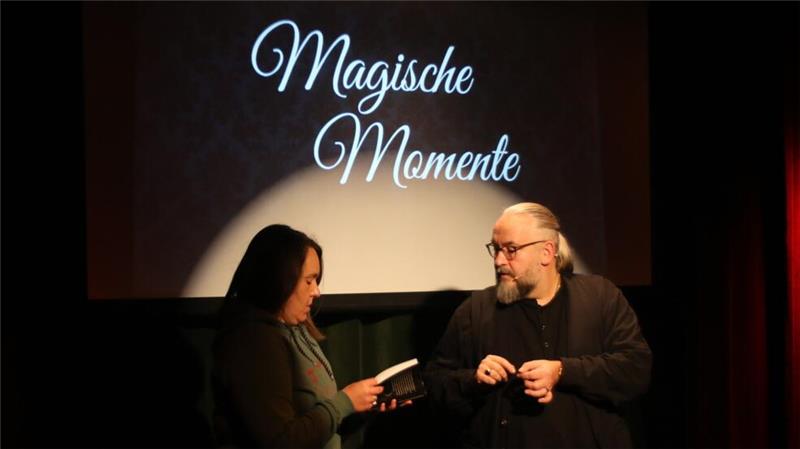 Tricks, Tarot und Beschwörungen in der Geisterwelt Auch bekannte Literatur wird für verblüffende Tricks herangezogen.