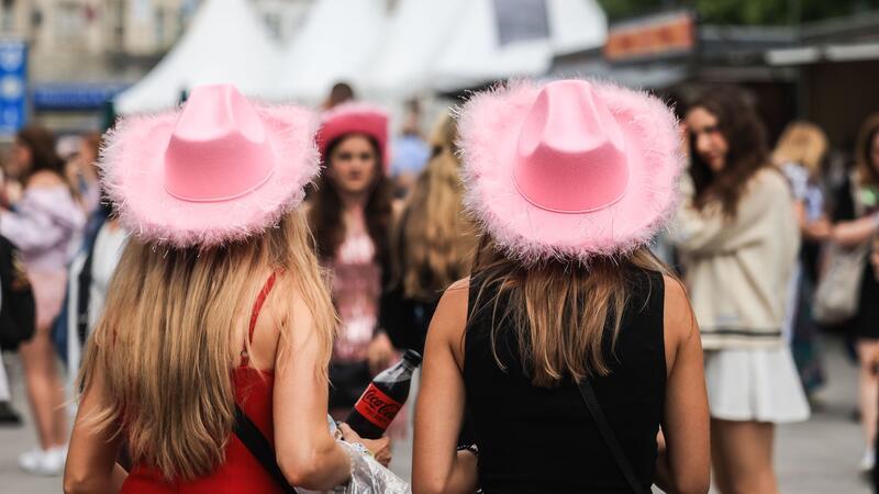 Auch bunte Cowboyhüte finden sich auf den Köpfen zahlreicher Swift-Fans.