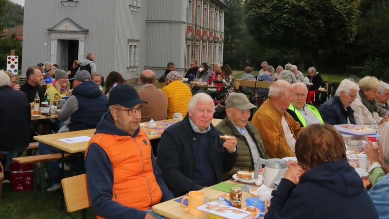 Frühstücksschmaus lockt 80 Gäste unter den Kirchturm Auch das 5. Bürgerfrühstück war gut besucht.