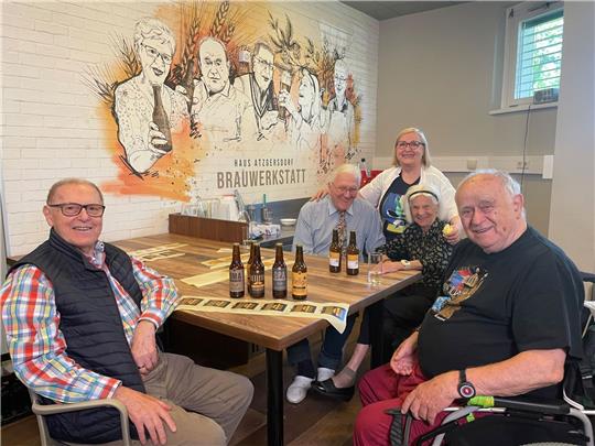 Auch das Etikettieren von Bier aus eigener Produktion zählt zu den Aufgaben im Altersheim.