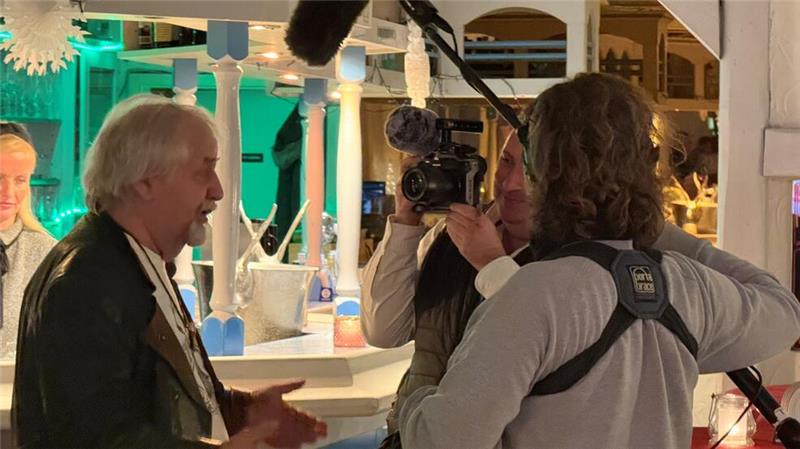 Braunlage bedankt sich bei Frank Faber Auch das Fernsehen ist gekommen. Der NDR dreht zum Abschied einen Beitrag über den Sänger, Gastwirt und Unternehmer Frank Faber.