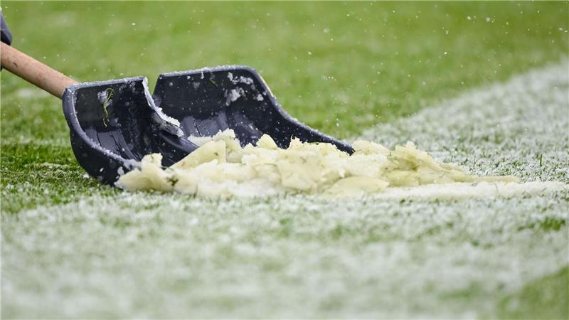 Auch das Frauenfußball-Topspiel Werder Bremen gegen den FC Bayern fällt wegen des Winterwetters aus. (Archivbild)