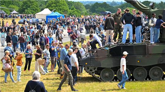 Auch das Heer präsentiert sich beim Tag der Bundeswehr in Nordholz und zeigt unter anderem Panzer und weitere Militärfahrzeuge.