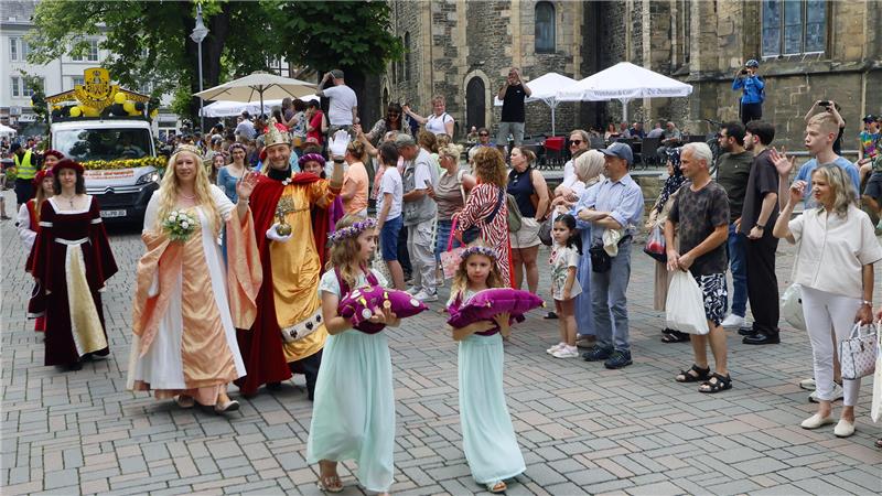Auch das Kaiserpaar darf beim Umzug natürlich nicht fehlen; angesichts der Hitze litten mit ihnen und der in Samt gekleideten Barbarossa-Gruppe einige mit.