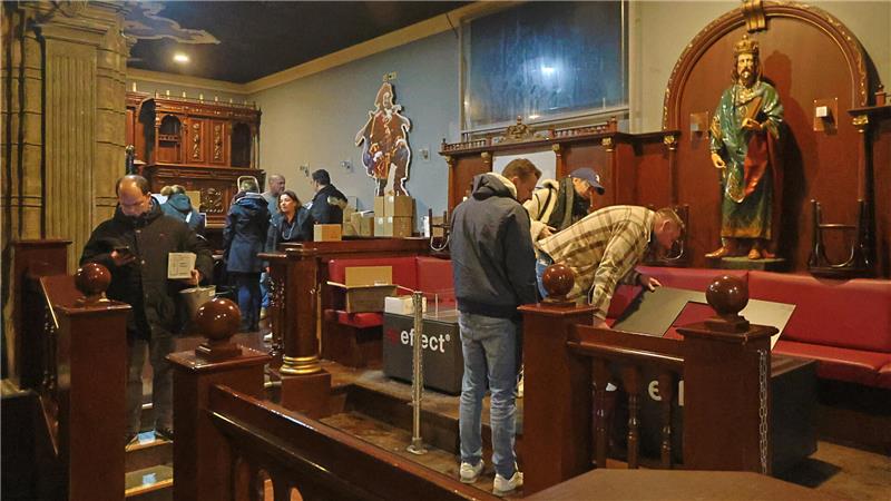 Das Bild zeigt die ehemalige VIP-Lounge der Goslarer "Nachtschicht". Menschen schauen sich verschiedene Gegenstände an.