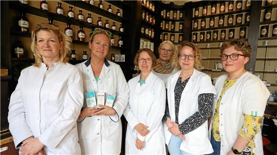 Auch das Team in der Berg-Apotheke in Clausthal-Zellerfeld kämpft mit Lieferengpässen: Frauke Mootz (von links), Apothekerin Ariane Röthele, Dorothee Tahmasebi, Apothekerin Dr. Angelika Kaufmann, Sandra Brait und Giovanna Ilsemann. Foto: Neuendorf