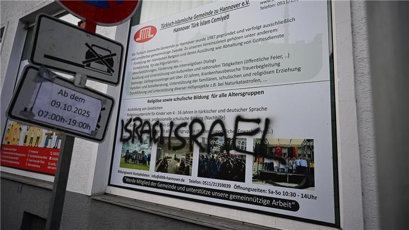 Auch das Wort Israel wurde auf ein Plakat der Ditib-Gemeinde in Mitte geschmiert.