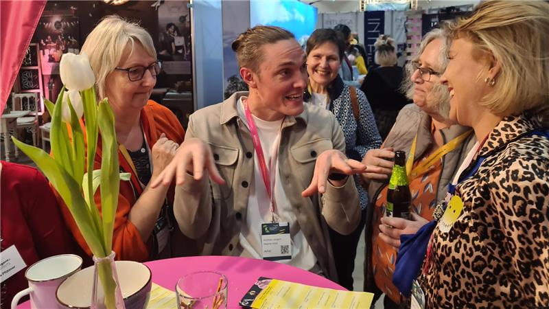 Auch das bietet die Börse: ein Wiedersehen mit Künstlern, die gefielen, hier Andreas Langsch, der als Bodo Wartke 2.0 gehandelt wird. Links: Martina Sigwarth, hinter Langsch: Brigitte Weirauch und Astrid Maleki.