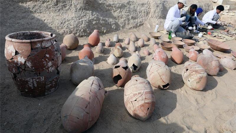 Auch das sind Wissenschaftler: Ägyptische Archäologen restaurieren Funde in Luxor. (Archivbild)