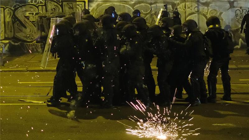 Auch das war Silvester: Angriffe auf die Polizei wie hier in Leipzig.