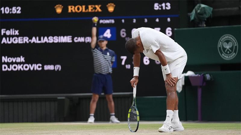 Mit großem Herz: Djokovic gewinnt Wimbledon-Rekordmatch Auch der 25 Jahre alte Felix Auger-Aliassime war am Ende seiner Kräfte.