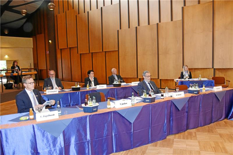 Volksbank Braunlage zahlt sechs Prozent Dividende Auch der Aufsichtsrat sitzt bei der Versammlung auf Abstand. Foto: Breutel